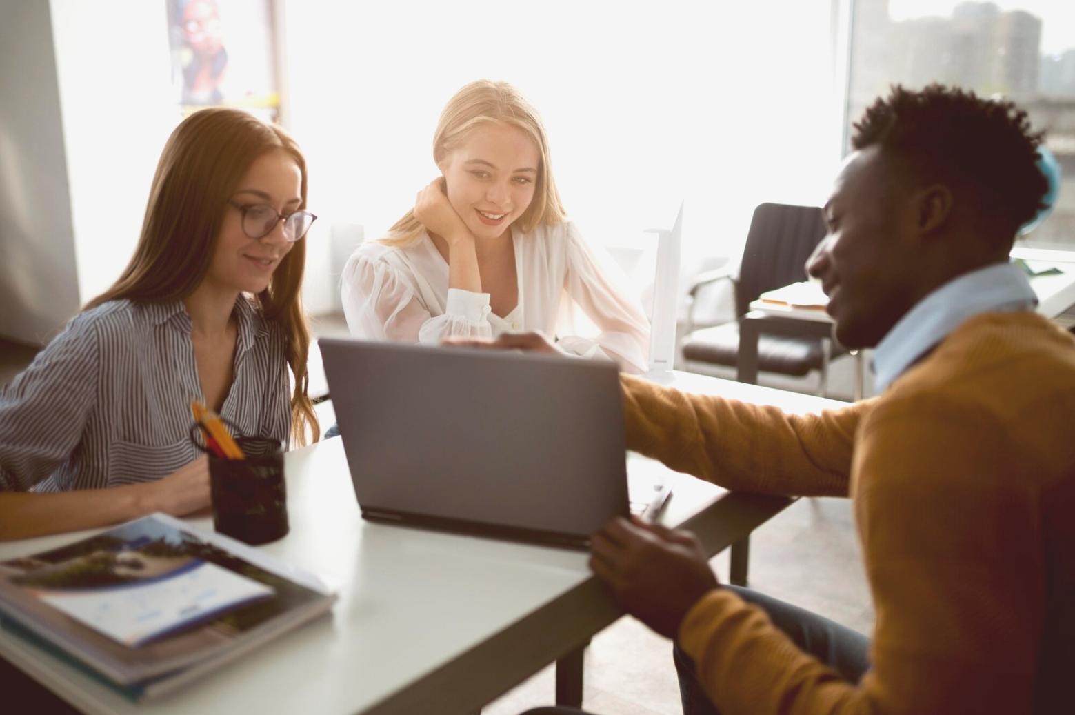 Profesionales trabajando en análisis financiero